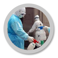 Grupa pracowników dokonujących dezynsekcji i dezynfekcji pomieszczenia