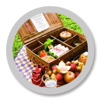 Kosz piknikowy pełen owoców i innego jedzenia